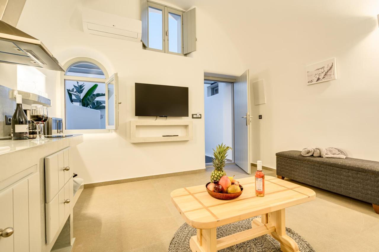 Tiara Suites Santorini Фира Екстериор снимка
