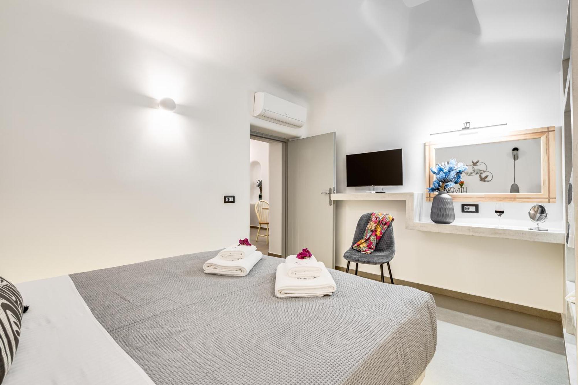 Tiara Suites Santorini Фира Екстериор снимка
