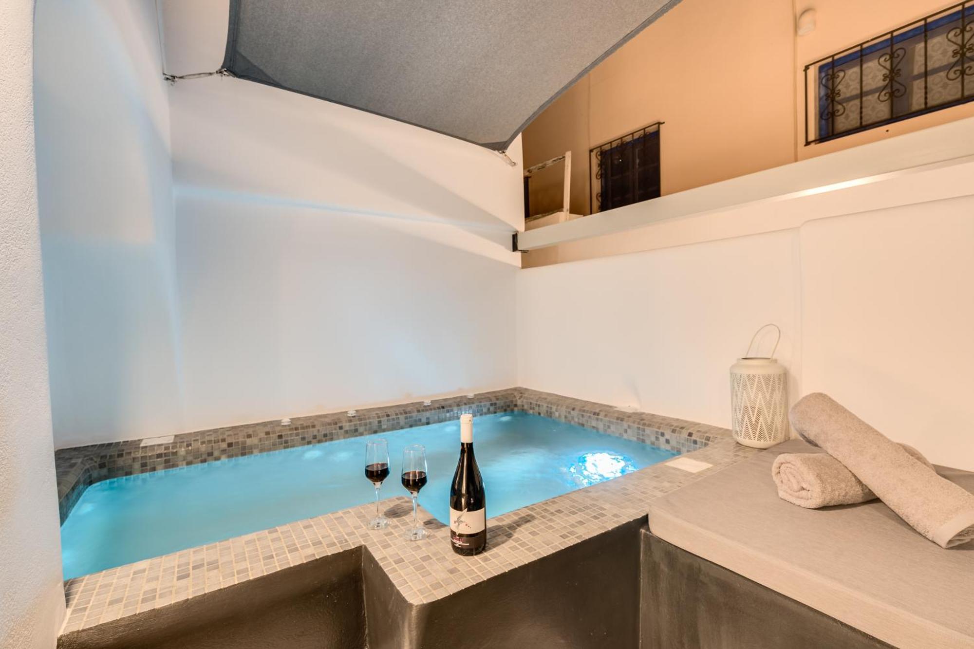 Tiara Suites Santorini Фира Екстериор снимка